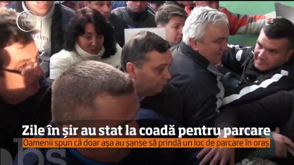 Aglomeraţie mare, la Primăria Alba Iulia. Sute de oameni au stat la coadă pentru un loc de parcare