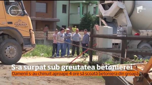 Betonieră blocată timp de PATRU ORE în mijlocul unui drum!