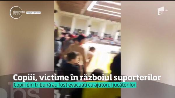 Copiii, VICTIME în războiul suporterilor! SCANDALUL a început în tribuna în care erau fanii dinamoviști!