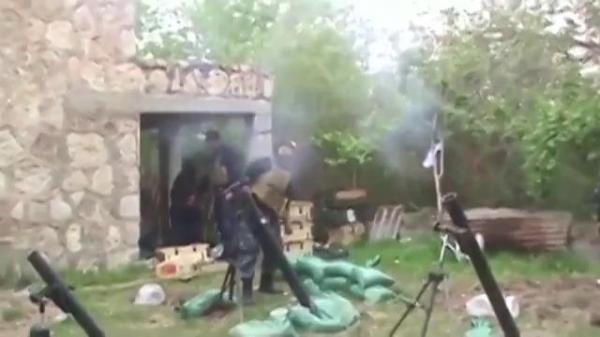 Imagini TERIFIANTE: Un militant ISIS s-a ARUNCAT ÎN AER, în timp ce trei poliţişti încercau să-l aresteze. Atenţie: VIDEO şocant