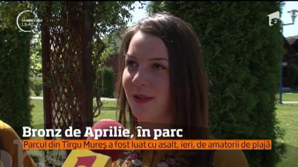 Vremea extrem de călduroasă i-a scos din case! Oamenii au ieşit la bronzat în parcul, la Târgu Mureş