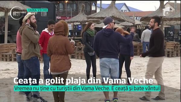 Vremea nu ține cu turiștii din Vama Veche. E ceață și bate vântul