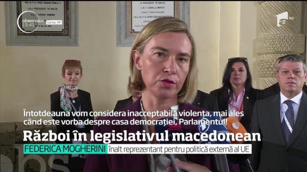 Râzboi în Parlamentul de la Skopje. Peste o sută de protestatari violenți au intrat în sediul legislativului din Macedonia