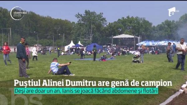 Deși are doar un an, Ianis, fiul Alinei Dumitru, campioană olimpică la judo, se joacă făcând abdomene