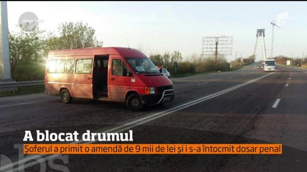 Gest IRESPONSABIL în trafic: Un şofer a blocat un drum naţional, supărat că poliţiştii l-au amendat