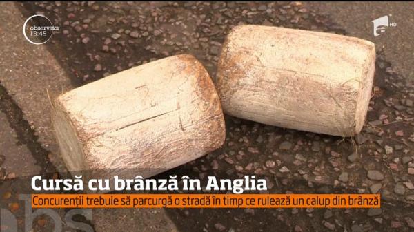 Competiţie UNICĂ în lume: Sute de oameni se înghesuie să urmărească o cursă de... rostogolit brânză