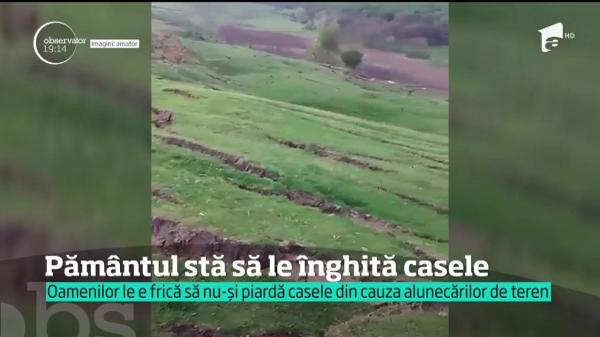 Imagini care dau fiori! O uriașă alunecare de teren riscă să înghită case dintr-o localitate vasluiană