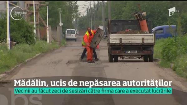 Revoltă după moartea lui Mădălin, tânărul mort într-un accident, din cauza unei gropi în asfalt. Apropiaţii acuză autorităţile de nepăsare