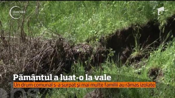 Mai multe familii sunt izolate în două sate dâmboviţene, după ce pământul a luat-o la vale, din cauza ploilor torenţiale