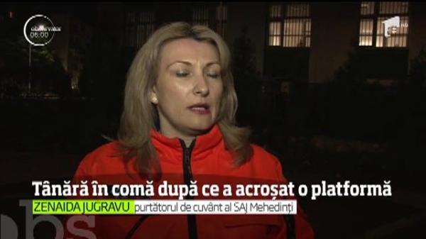 O şoferită se află în comă la spital, după ce a acroşat o platformă ce transporta autoturisme şi a intrat într-un stâlp