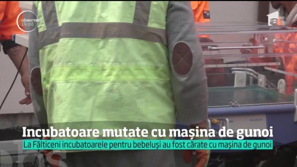 Imagini greu de comentat! Incubatoarele noii maternităţi din Fălticeni sunt cărate cu tractorul de la SALUBRIZARE