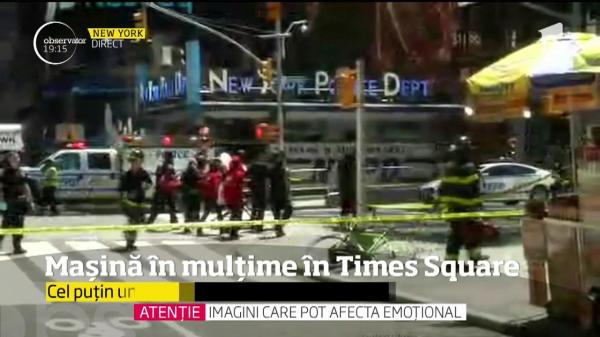 O maşină a intrat în trecători, în Times Square din New York