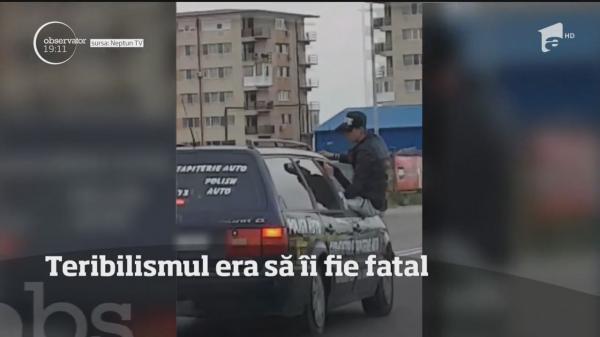 Imagini șocante din trafic: Un tânăr din Constanța s-a urcat pe geamul mașinii, ba chiar a vrut să danseze