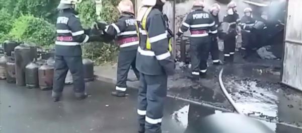 La un pas de o MARE NENOROCIRE! O casă a ars, chiar lângă un depozit de butelii. Proprietarul a ajuns ăn stare critică la spital