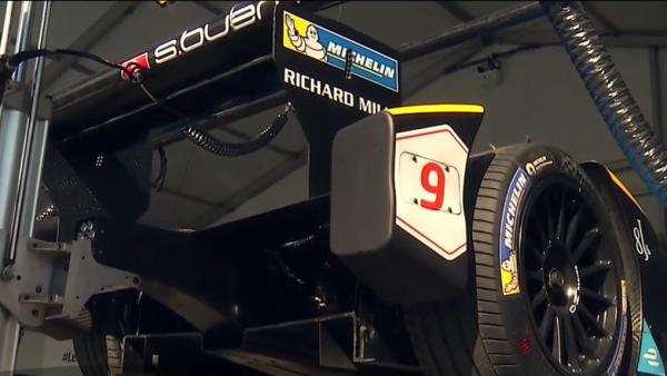 Au încins motoarele de sute de cai putere, însă nu s-a auzit aproape niciun zgomot. Cursa maşinilor electrice la Paris