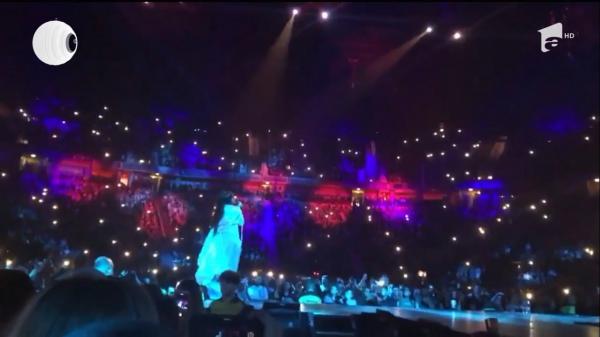 Imagini cutremurătoare! Zeci de mii de tineri cântă alături de Ariana Grande melodia "O ultimă dată". Apoi a urmat explozia