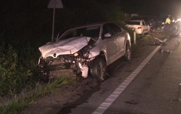 Trei oameni au murit pe drumul dintre Orşova şi Băile Herculane, după ce o şoferiţă a întors pe linia continuă