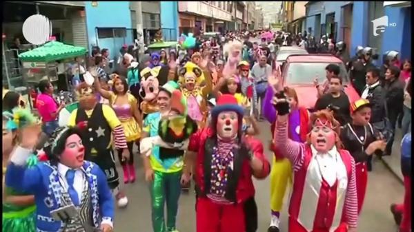 Ziua clovnilor, sărbătorită pe străzile din Peru! Sute de oameni au luat parte la parada colorată (VIDEO)