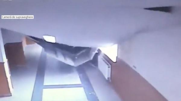 Autorităţile au minţit în cazul tavanului prăbuşit într-o şcoală din Capitală. Copiii rămaşi blocați în clasă vor merge la terapie