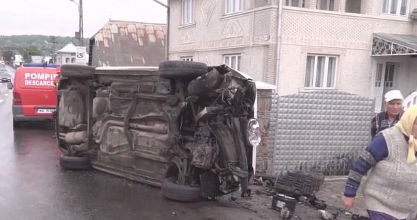 Rupt de beat, a intrat direct în stâlp cu maşina şi apoi s-a jurat că a băut doar apă!