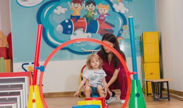 Sfaturi practice pentru părinţi! Când este indicat ca micuţii să facă primii paşi şi cum îi ajutăm (VIDEO)