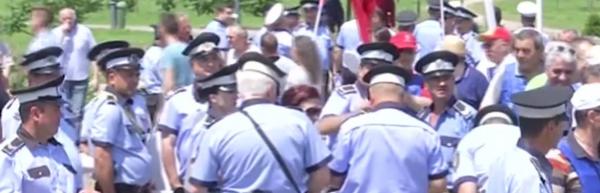 Prezenţă redusă la protestul din faţa Palatului Parlamentului faţă de proiectul legii salarizării (VIDEO)