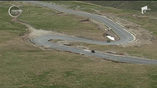 Veste bună pentru turişti! Transalpina a fost redeschisă traficului rutier