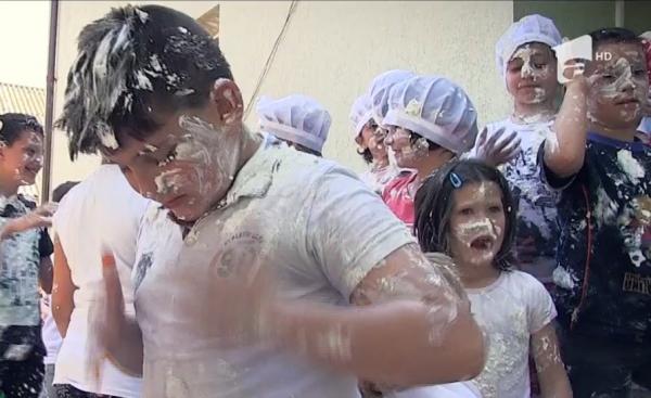 Bucuriile mari vin din lucrurile mici. Copiii de la un centru social din Constanţa au primit în dar mai multe kilograme de frişcă şi liber la distracţie