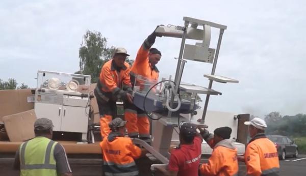 Maternitatea din Fălticeni, unde incubatoarele au fost aduse cu tractorul de la Salubritate, e închisă, pentru că pe mobilier sunt bacterii periculoase