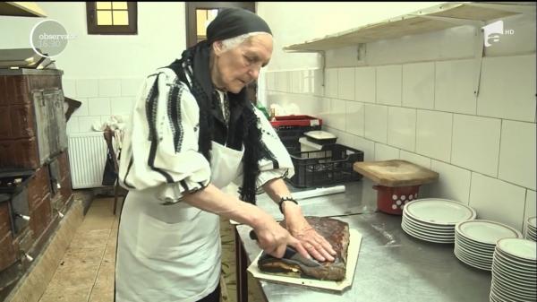 Vărzarul, un preparat tradiţional de Rusalii, la Răşinari, în Sibiu