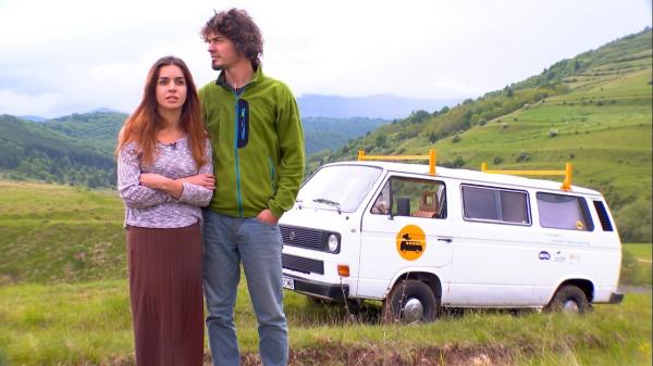 Cinemobilul, maşina cu minuni. Un tânăr din Cluj aduce magia filmului copiilor care nu au fost niciodată într-o sală de cinema