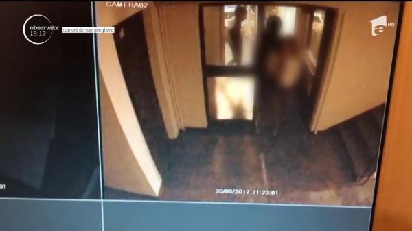 Scene incredibile într-un bloc din Bucureşti! O tânără a fost jefuită de doi indivizi care purtau căști de motociclişti (VIDEO)