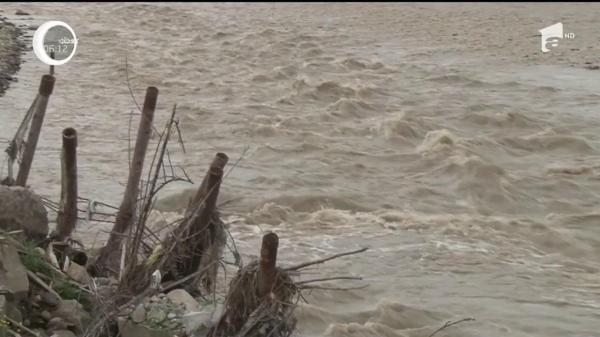 Viitura le-a luat viaţa! Soţ şi soţie găsiţi morţi, după ce apele s-au umflat când traversau un pârâu