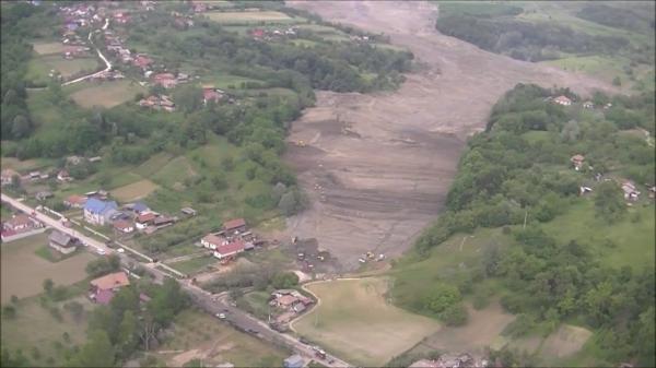 O masivă alunecare de teren face prăpăd în Vâlcea! Mai multe case distruse, altele în pericol