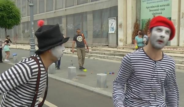 Weekend magic pe Calea Victoriei: spectacol de stradă cu artişti, clovni şi actorii de la teatrele pentru copii