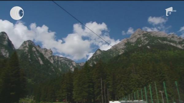 La coadă ca să vadă Babele! Turiștii au așteptat peste două ore pentru a urca pe platoul Bucegilor!