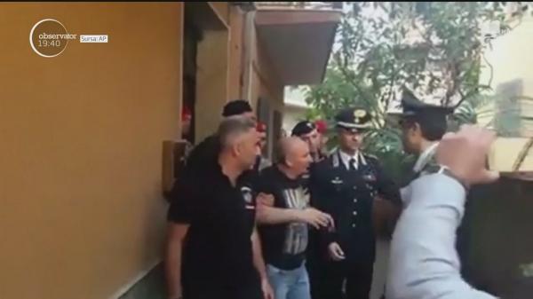 Un MAFIOT ITALIAN este PUPAT de admiratorii săi, în timp ce polițiștii îl scot din casă!