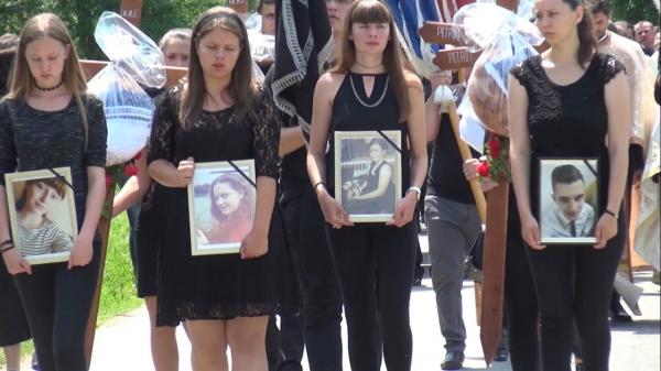 DURERE FĂRĂ MARGINI la înmormântarea celor PATRU FRAŢI ucişi de tren, la Bistriţa! Darius, Lavinia, Daria şi Cosmina, conduşi pe ultimul drum (VIDEO)