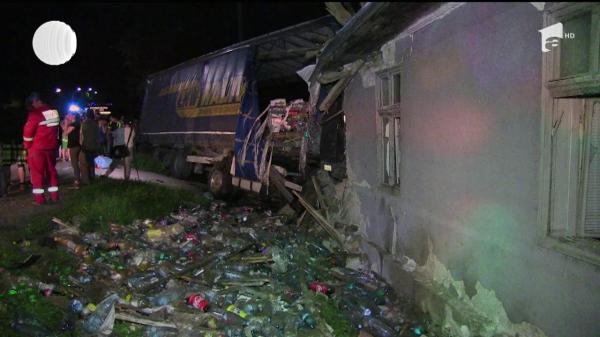 Scene şocante în Sălaj. Un TIR s-a izbit violent de zidul unei case. Şoferul a murit pe loc, iar imobilul a fost aproape DISTRUS