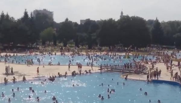 Încă un COPIL S-A ÎNECAT sub privirile a SUTE de oameni, la Arad! Băiatul a stat zeci de secunde SUB APĂ