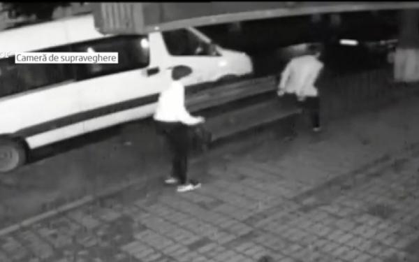 Imagini incredibile la Paşcani. Doi tineri au fost surprinşi când furau o bancă dintr-un parc (VIDEO)