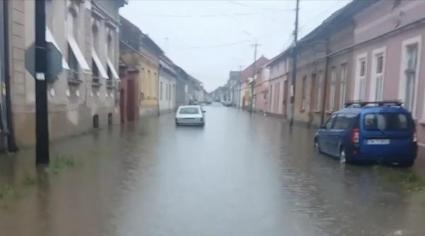 România, lovită de furtuni și tornade! Apele au intrat în case peste oameni şi au doborât zeci de copaci