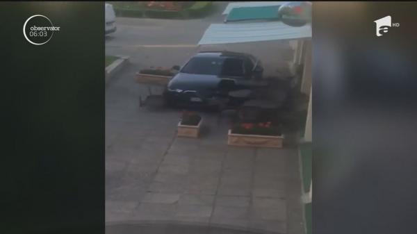 Haos provocat de un şofer, care a INTRAT INTENŢIONAT cu bolidul, într-o terasă din Satu Mare