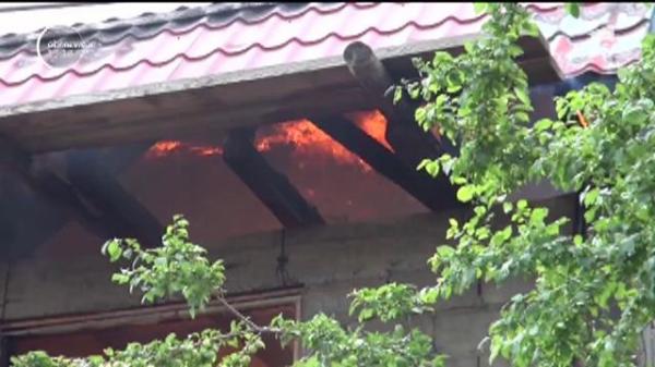 Clipe de groază la Brăila! Doi soţi au fost salvaţi de vecini, după ce casa lor a fost cuprinsă de flăcări. Focul violent a ajuns şi la o altă clădire