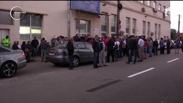 Cozi infernale la paşapoarte! Sute de oameni din marile oraşe au stat la rând pentru a primi doar un bon de ordine, nu şi actele