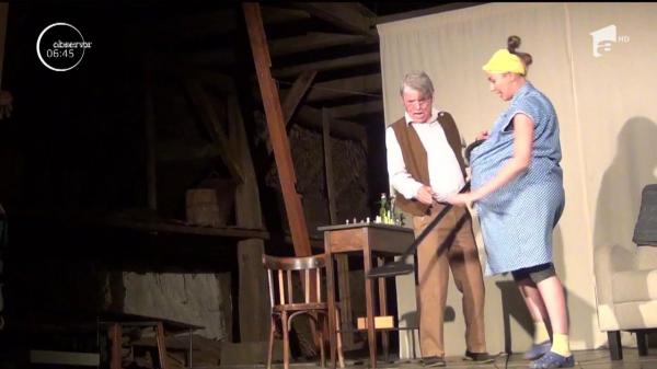 Scenă pe baloţi de paie, la Baia Mare. Publicul s-a lăsat vrăjit de teatrul neconvenţional