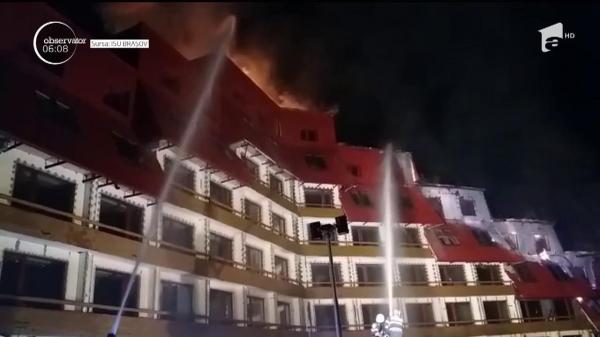 Incendiu de proporţii la Poiana Braşov! Flăcări uriaşe au cuprins acoperişul unui hotel (VIDEO)