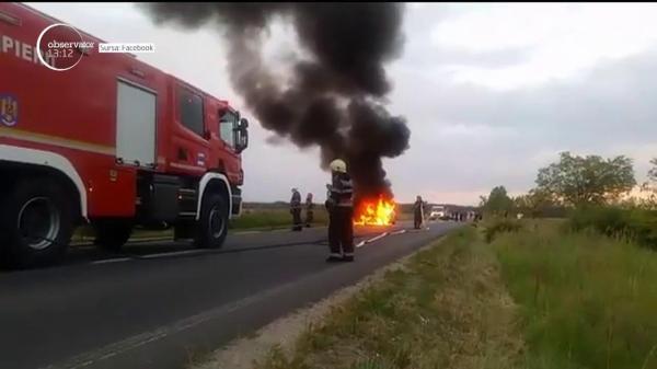 Momente de GROAZĂ în Timiş! Un autoturism a LUAT FOC ÎN MERS. Pompierii s-au străduit minute în şir să stingă flăcările