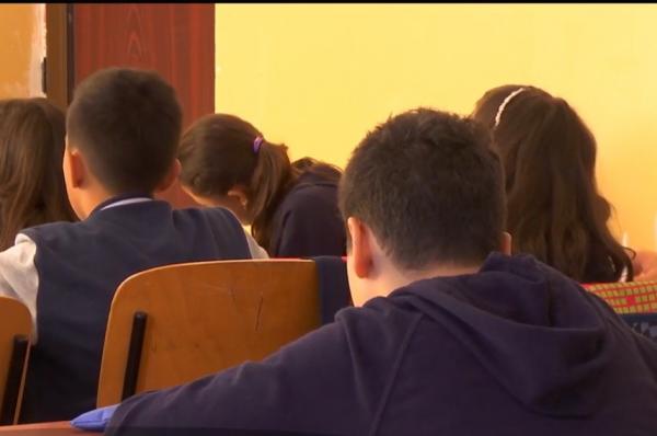 Incidente la Evaluarea Națională! Un dascăl a fost scos din comisia de examinare, la Gorj. Fiul său este printre cei care dau examen