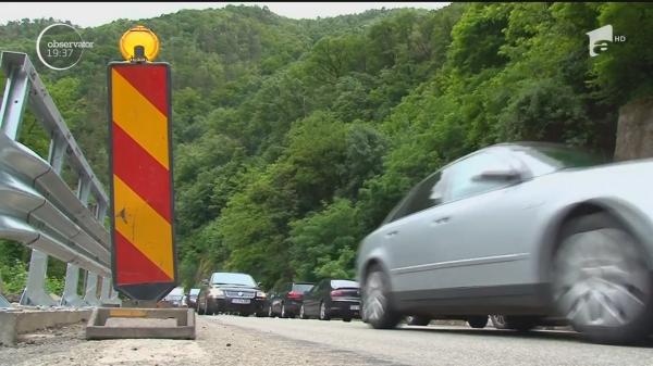 Lucrări pe drumurile care duc către munte şi mare, în plin sezon. Şoferii, printre care şi Dan Negru, rămân blocaţi în trafic cu orele